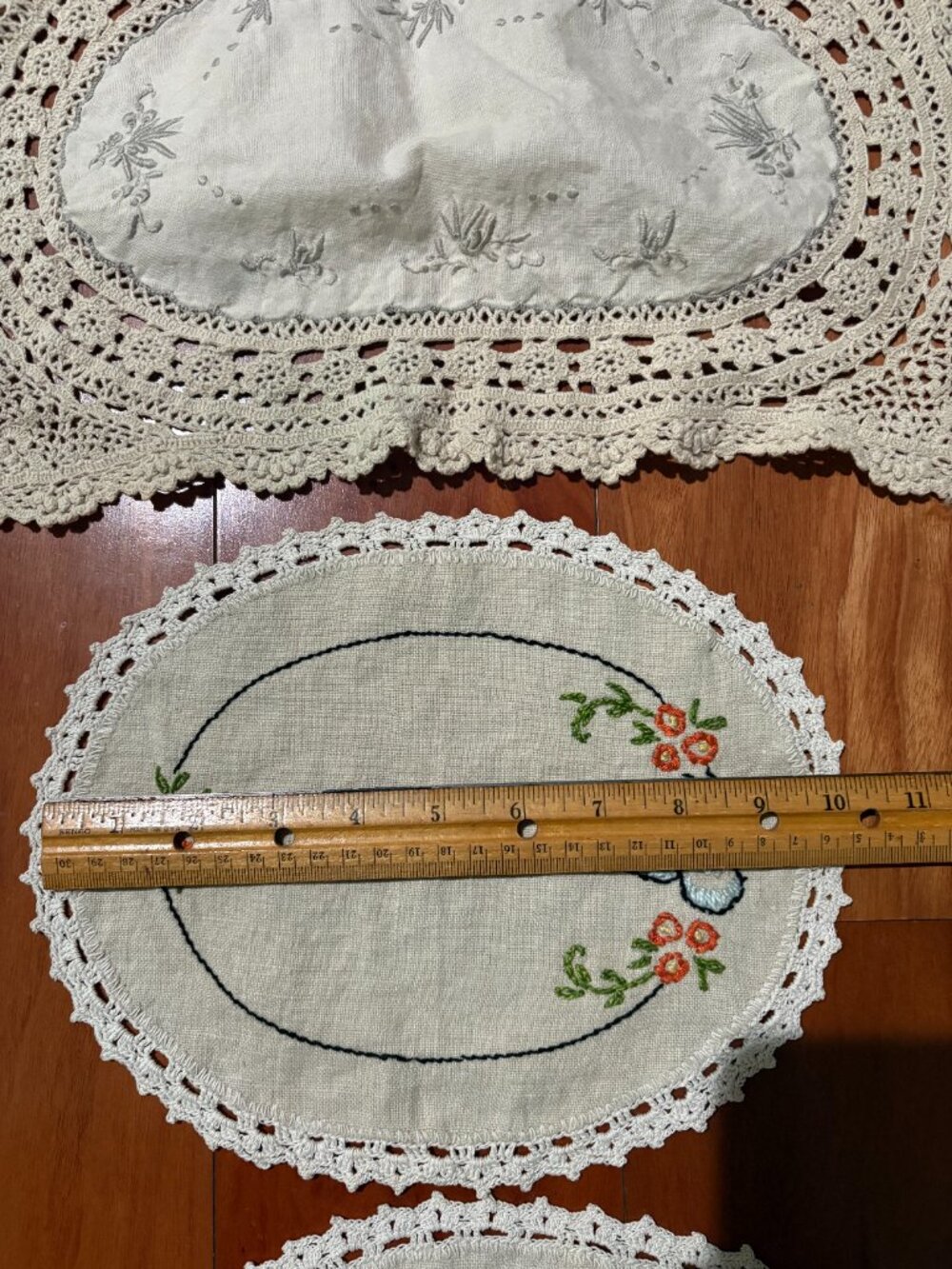 Bundle of 5 Vintage Embroidered and Crocheted Doilies and 1 Filet Crochet Doily - Picture 10 of 14